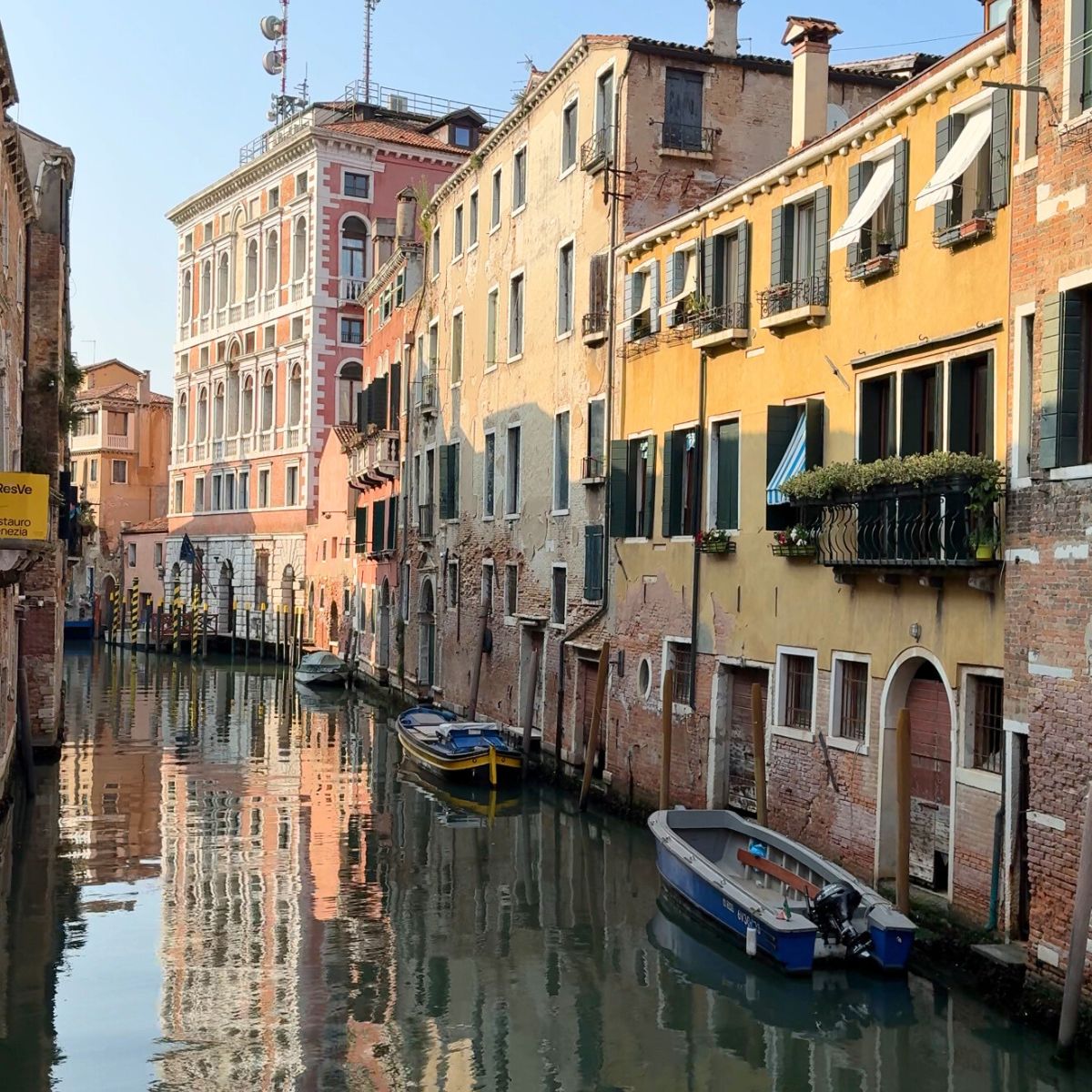hidden canal in Venice