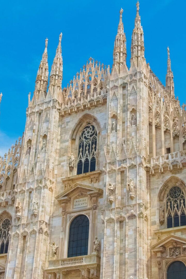 the duomo in milan with a blue sky in the background