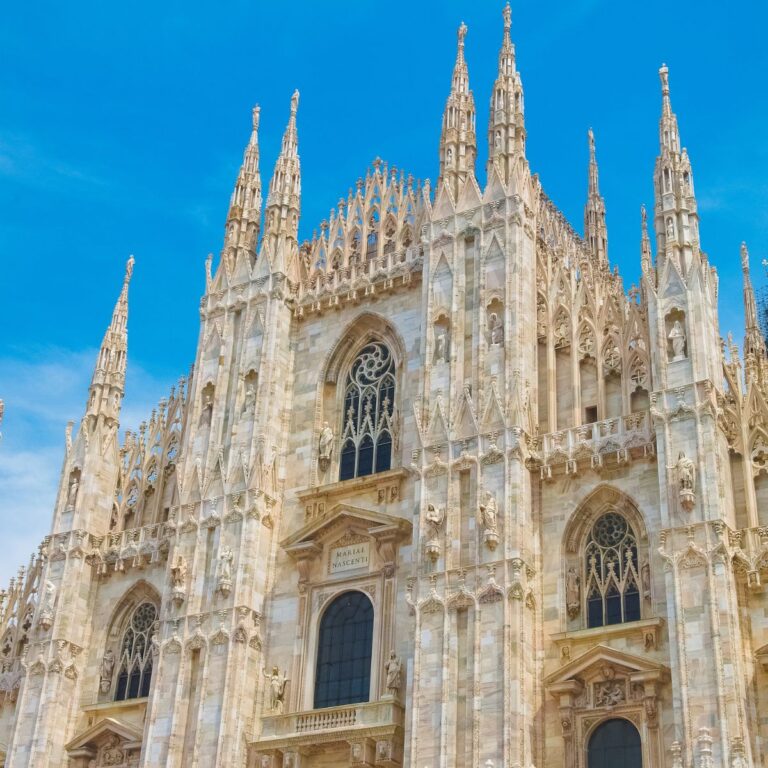 the duomo in milan with a blue sky in the background