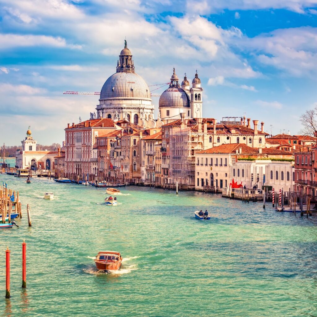 picture of boats cruising on the Grand Canal in Venice