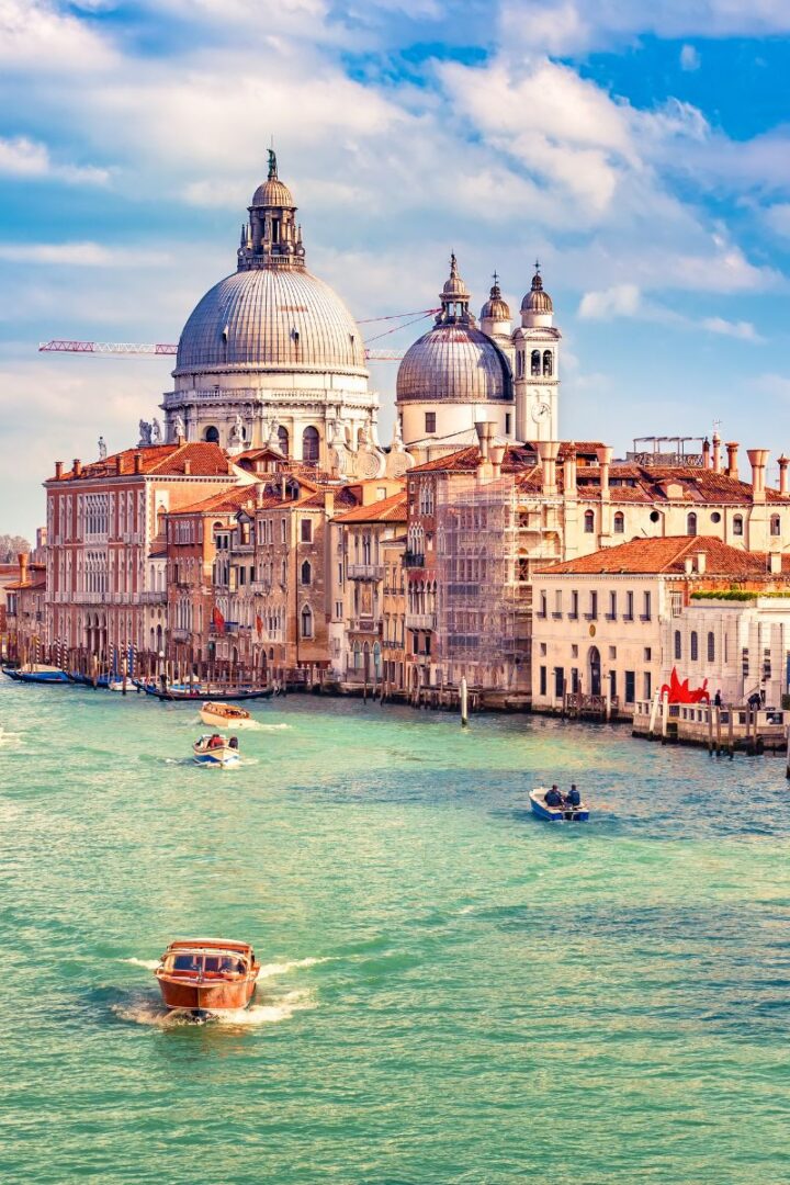 picture of boats cruising on the Grand Canal in Venice