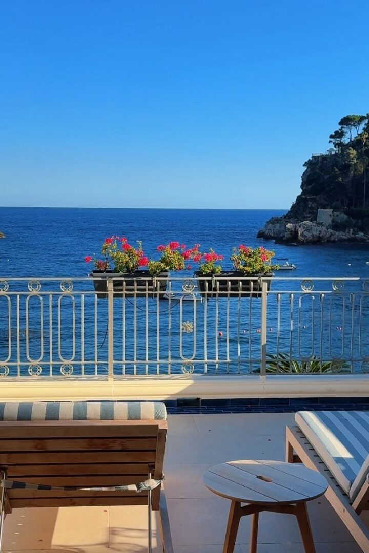 Balcony overlooking the sea with 2 lounge chairs