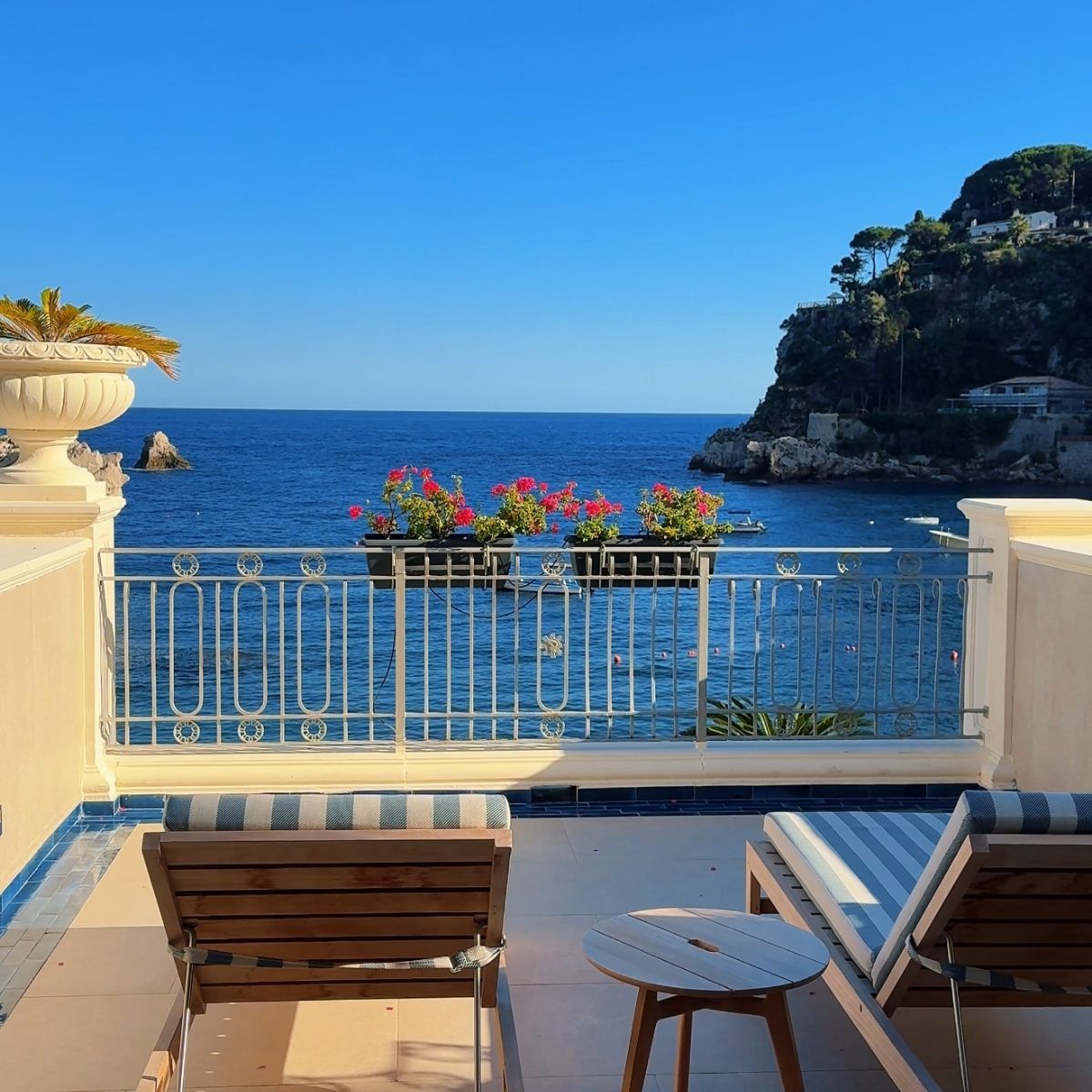 Balcony overlooking the sea with 2 lounge chairs
