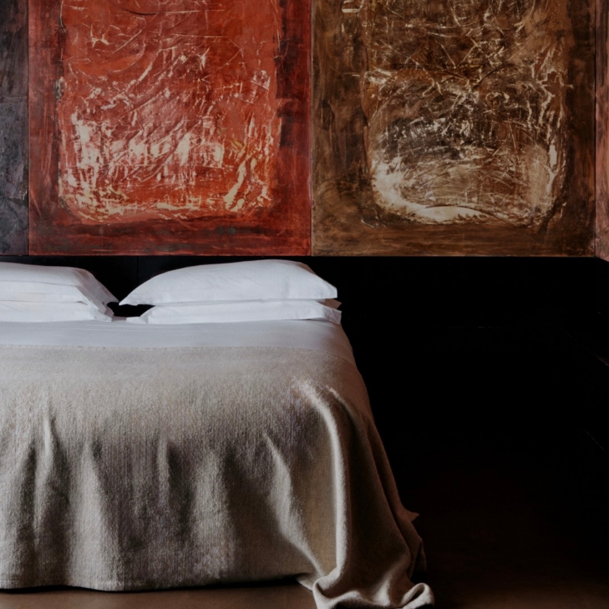 Artistic painting on bedroom wall at Straf Hotel Milano